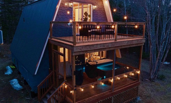 East Dalhousie Cottage | Paradise cove- lakefront cottage with Hot Tub