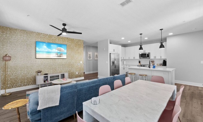 Southside Apartment | Paradise Escape: Stylish 3BR/2BA with Pool & Gym