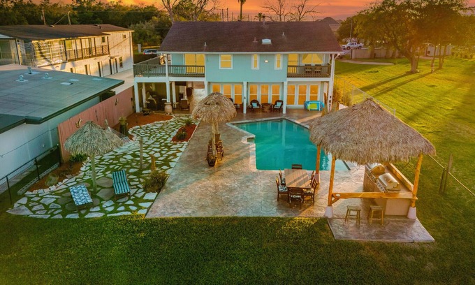 Bacliff House | Paradise HomenSpacious 5-bedroom house sleeping 14 ,WiFi in lovely Bacliff.