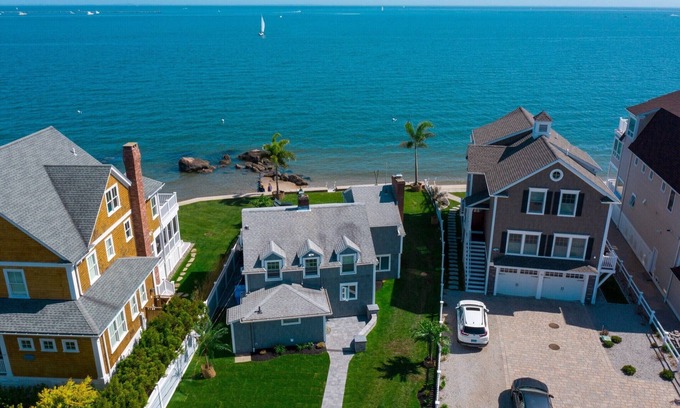 Clinton House | Paradise in Clinton! AIR-CONDITIONED