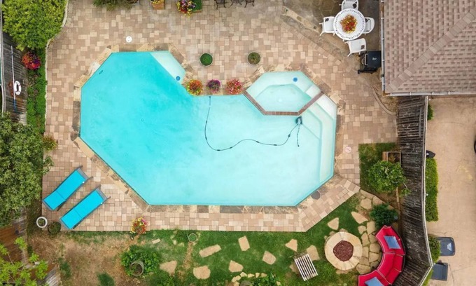 Plano House | Paradise in Plano-4 bedroom home with pool, spa and jacuzzi suite.