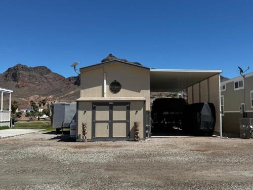 Parker Dam House | Paradise Lagoon