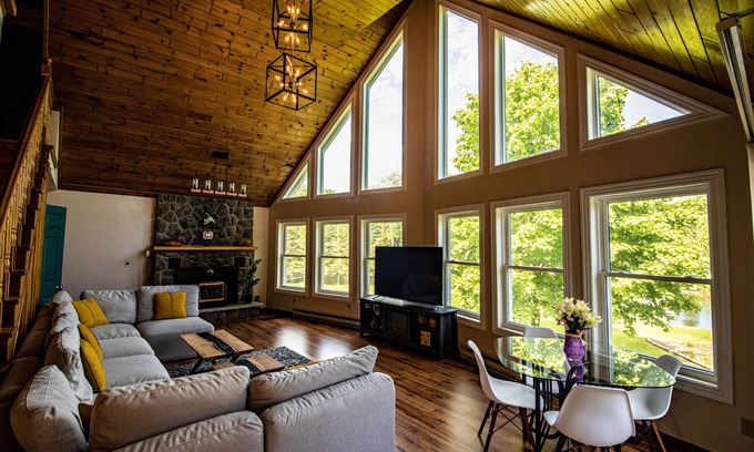 Bobcaygeon Cottage | 🌞Paradise Palace Waterfront Cottage hottub 7BR🌞 3500 sq ft. Large games room