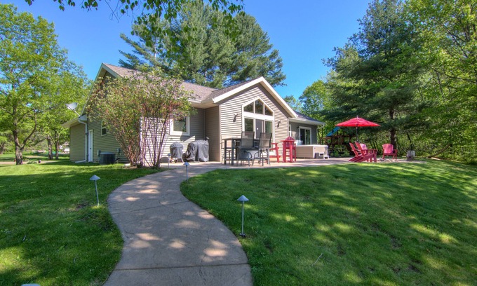 Holcombe Cabin | Paradise Point on Lake Holcombe!