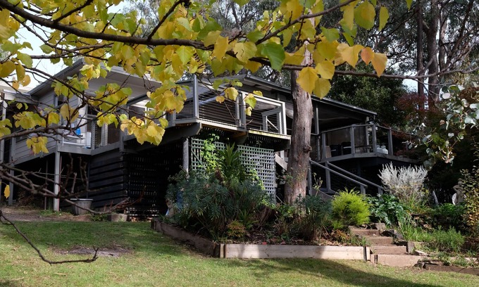 Jamieson House | Paradise Retreat Lakehouse. Lake Front. Go fishing from the Backyard.