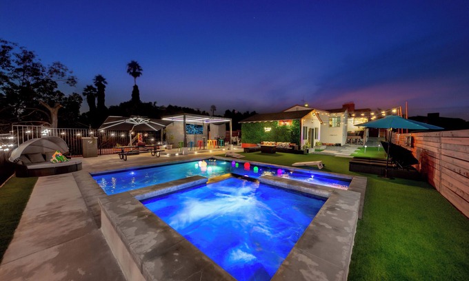 Valencia Park House | Paradise View: Luxury Pool & Spa Retreat