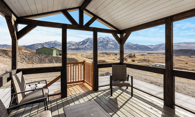 Emigrant House | Paradise View- Tiny home with big views and great location in Paradise Valley