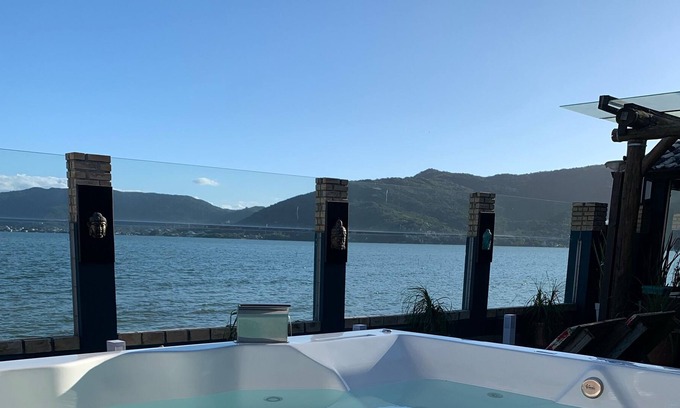 Barra da Lagoa House | Paraiso in front of Lagoa da Conceição