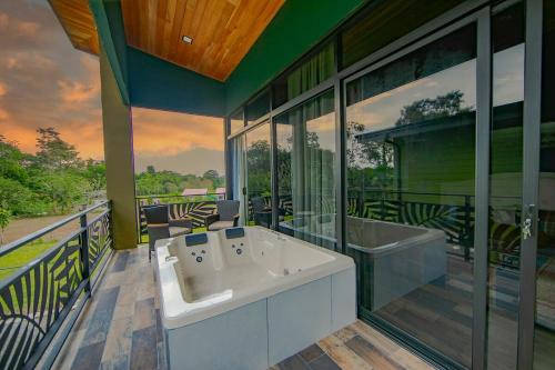 Penas Blancas Villa | Paraiso Lima -King bed and balcony with jacuzzi, fast Wifi, EV powering included! Only 5 minutes to La Fortuna