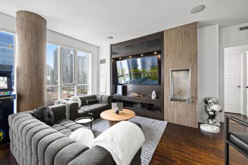 Wellington Place House | PARC LOFT Penthouse with 4bd-WFH-PS5-CN Tower Views