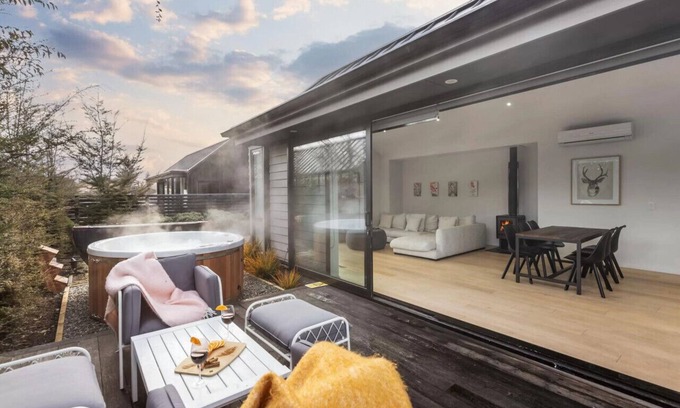 Kawarau Falls House | Parera Lane | Hot Tub Hideaway