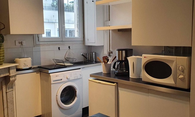 Villa Montmorency Apartment | Paris 16th /Auteuil /Top Floor /Private Alley