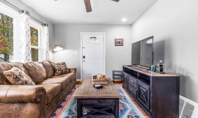 Peoria House | Paris in the Heights: 3Bed+Backyard Patio