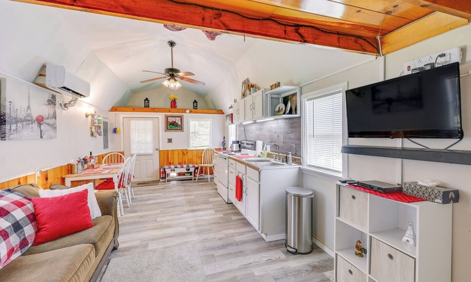 Paris Cabin | Paris Vacation Rental ~ 22 Mi to Mount Magazine!