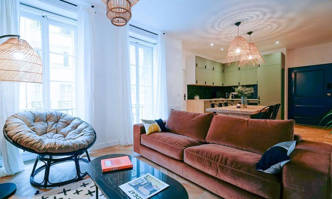 Saint-Merri Apartment | Parisuites 6 people accomodation Central Grands Boulevards Design Folies Bergères