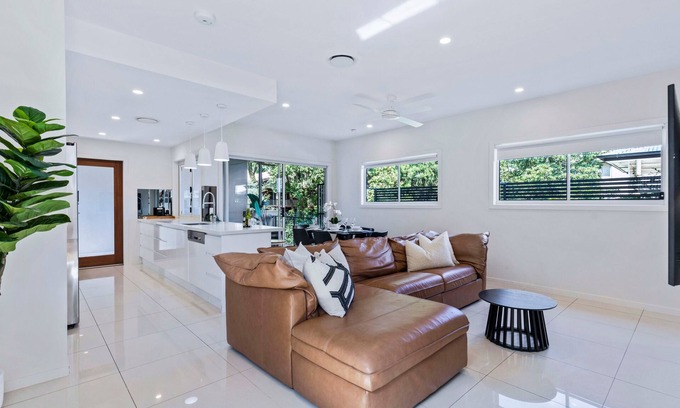 Toowong Apartment | Park Avenue Luxe Chic Townhouse Sleeps 9, Carpark