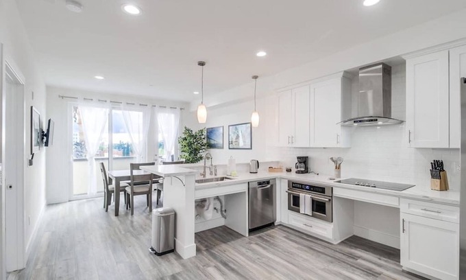 University Heights Apartment | Park Blvd 301 | Modern | Urban Oasis | SPA