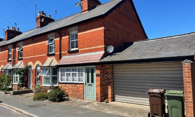 Henley House | Park End House - Parking, Pet Friendly