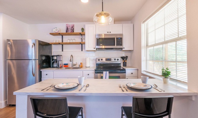 Southside Apartment | Park Facing , Pet Friendly , Free Parking Studio