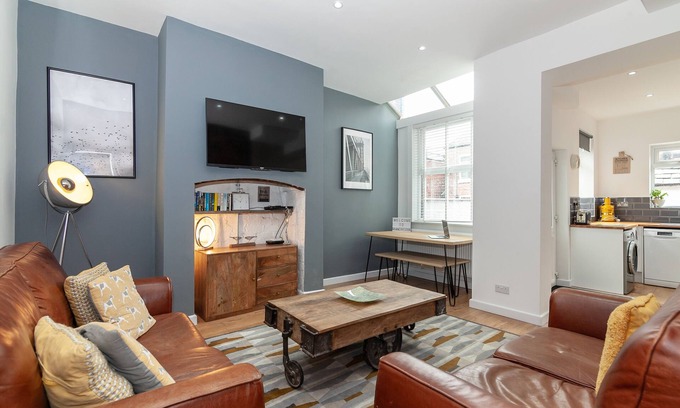 Swinton House | Park House, Swinton - Large 4 Bedroom House, Close to Manchester City Center