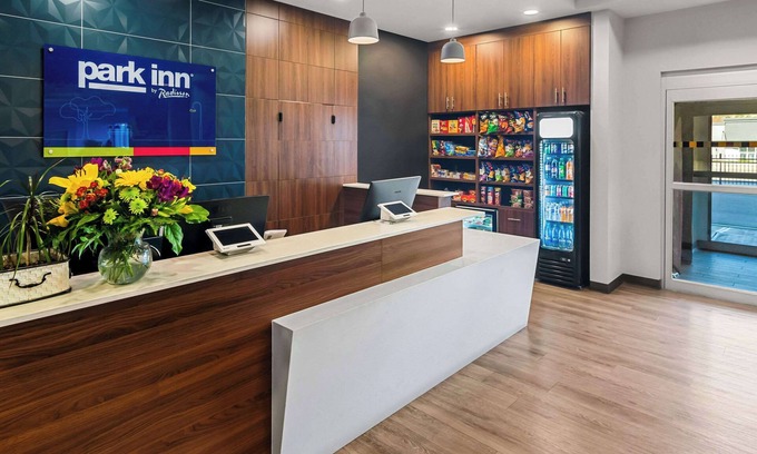 Rutland Hotel | Park Inn by Radisson, Kelowna