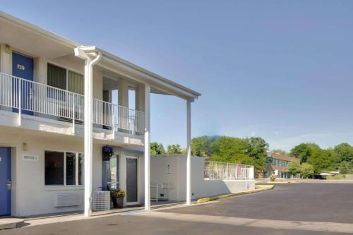 North Alameda Hotel | Park Inn by Radisson, Lakewood