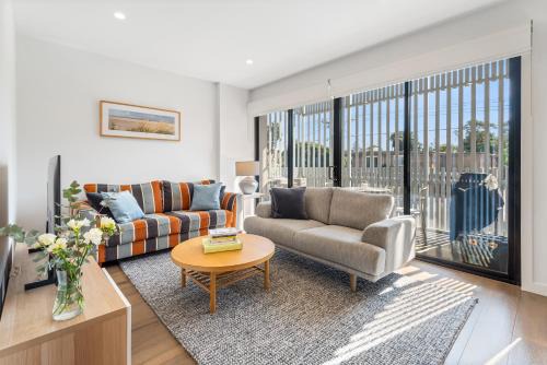 Caulfield North Apartment | Park Life! Elegant & Sun-Filled 2 Bed 2 Bath Home in Caulfield North