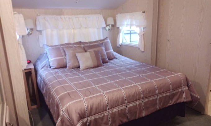 Edinburg House | Park Model 55+Cozy 1-bedroom, WiFi, AC, cozy place in Edinburg, TX.
