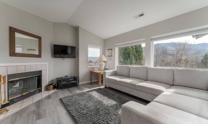 Chelan Condo | Park Pointe B301 - Community Pool/Hot tub