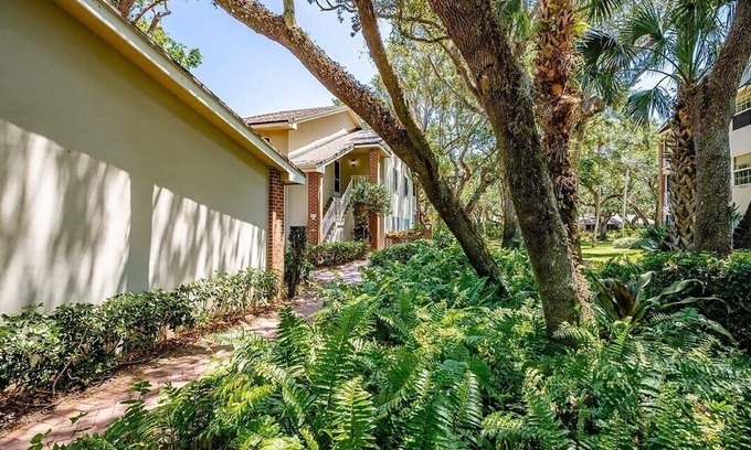 Indian River Shores Condo | Park Shores Seasonal Rental 2-BR condo in charming Indian River Shores