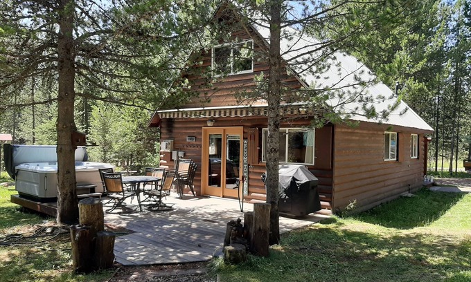 Island Park Cabin | Park & Sled. Uncle Tom s Cabin, 5 beds, hot tub, 30 miles to Yellowstone.