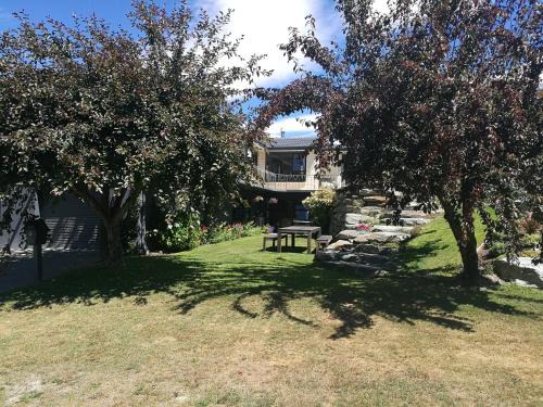 Arrowtown Apartment | Park to Mountains Apartment