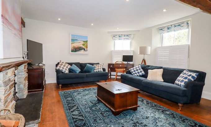 St Teath Cottage | PARK VIEW, pet friendly, with open fire in St Teath