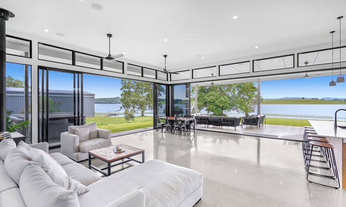 Barrine House | Park your boat on the dock and enjoy the sunsets