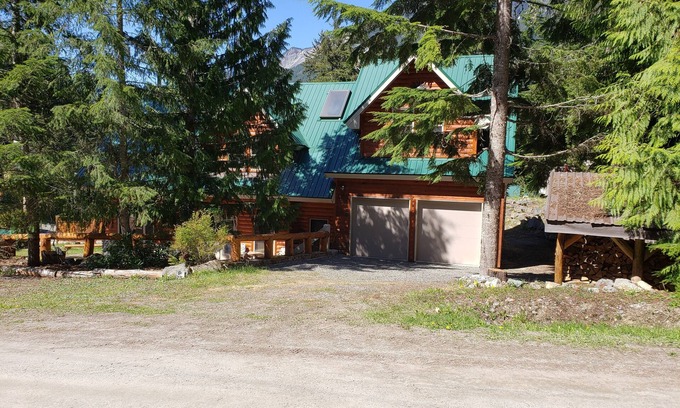 Sunshine Valley House | Parkhill Chalet Rental @ Sunshine Valley, BC
