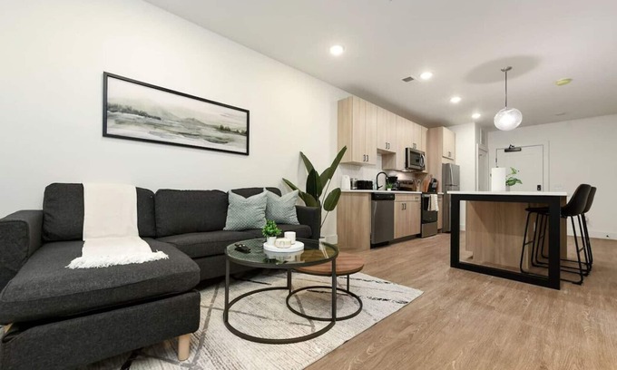 East Liberty Apartment | PARKING+GYM+HULU Near UPMC|Universities|Shopping