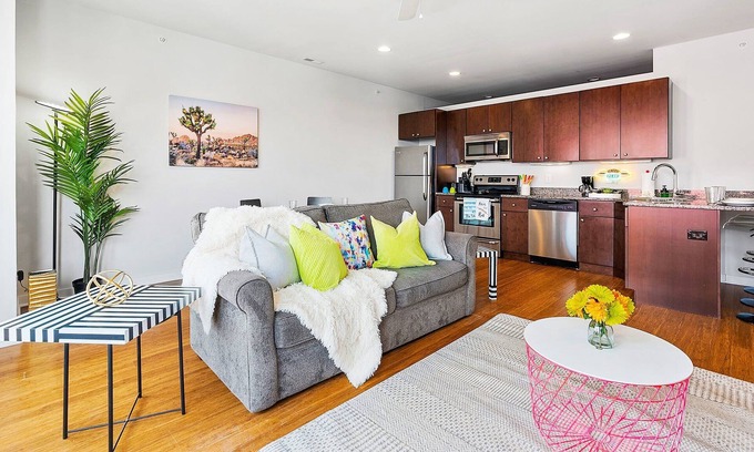 Spring Garden Apartment | $$PARKing$$ King Bed Art Museam Area