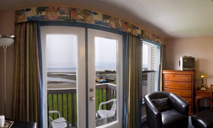Alma Hotel | Parkland Village Inn