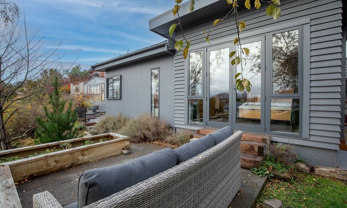 Christchurch House | Parklands Charm - Christchurch Holiday Home