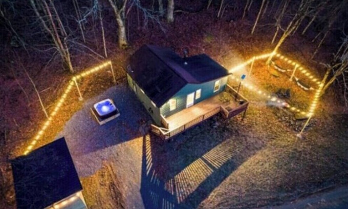 Stanley Cabin | ParkLine Retreat - Movies, Hot Tub, Mountain views