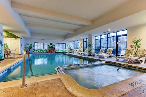 Traverse City Hotel | Parkshore Resort