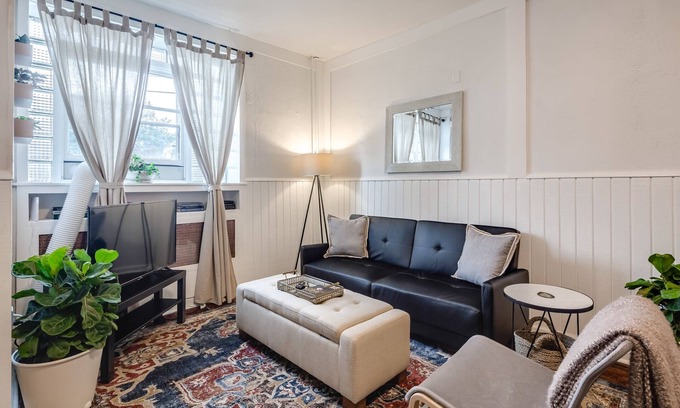 Roxborough-Manayunk Apartment | Parkside Charm – Cozy 1BR Corner Property
