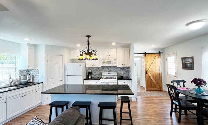 Santa Maria Cottage | Parkside Cottage w/Patio/BBQ - 20 min to beach