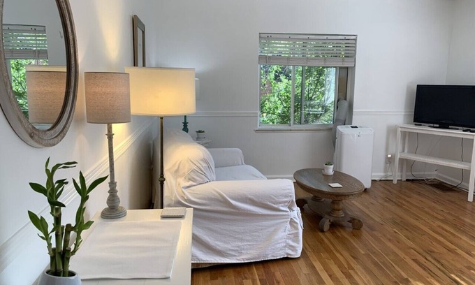 Cheyenne Apartment | Parkside Flat - Fresh & Clean