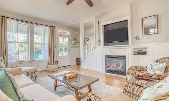 Nelscott House | Parkside Home Near Beach Access Has Hot Tub, Elevated Deck in Olivia Beach!