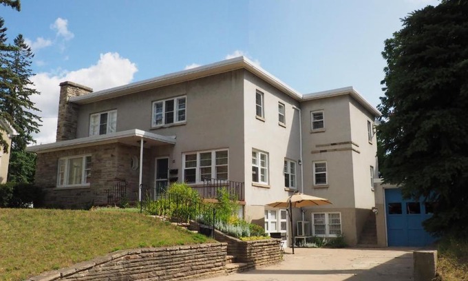 Barrie Apartment | Parkside House