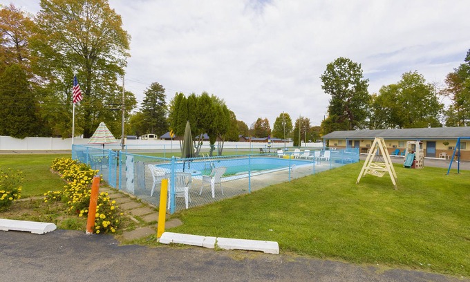 Conneaut Lakeshore Hotel | Parkside Motel By OYO Meadville Conneaut Lake
