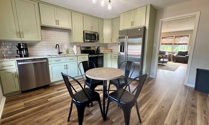 Bardstown Apartment | Parkside On Main. nDowntown Bardstown.n2 KING BEDS. nWALK TO EVERYTHING!