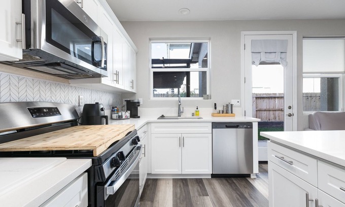Visalia House | Parkside Residence on Prescott, perfect for Traveling Professionals and mid-term guests