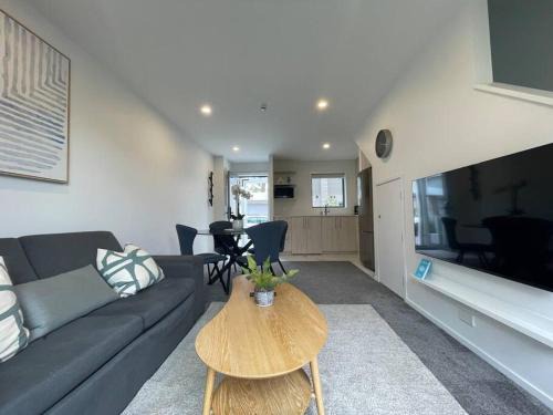 Upper Riccarton House | Parkside Retreat - 3 Beds -Sleeps 6 Near Westfield